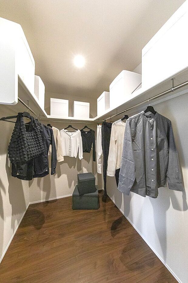 【収納】豊富な収納力とゆとりある空間が魅力のウォークインクローゼット。洋服だけでなく季節家電や思い出の品々もまとめて収納可能。