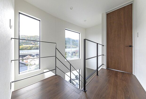 【内観】高窓から望む緑豊かな景色に心癒される明るい住まい。光と風が心地よく巡る開放的な空間で、素敵な毎日がここから始まります。