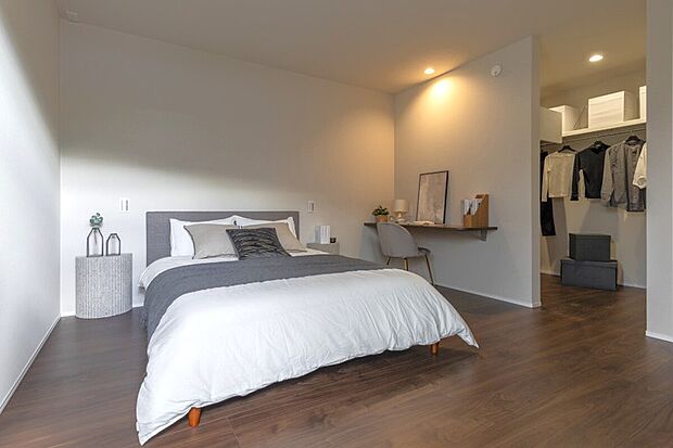 【リビング以外の居室】ゆとりある主寝室は、お気に入りの家具で彩るプライベート空間。集中できるデスクで趣味も仕事も充実。隣接WICで衣類もすっきり収納！