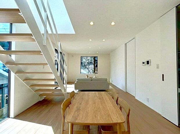 【リビング(1号地)】陽光降り注ぐ、開放感あふれるリビング。自然光と洗練されたデザインが織りなす、上質な毎日を叶える住まい。広々とした空間で家族の笑顔が溢れるでしょう。理想の新生活はここから!