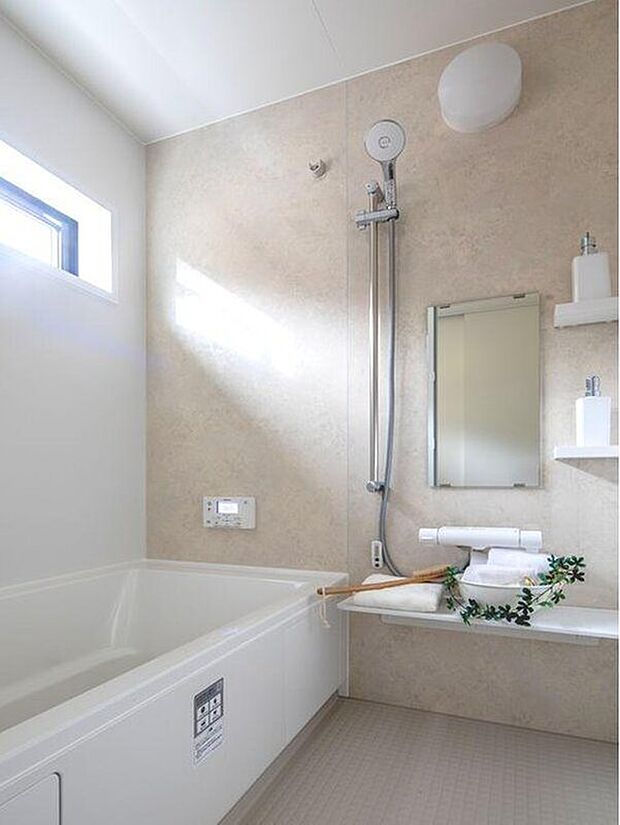 【浴室】清潔感あふれる色調でまとめられた浴室は、朝はすっきり・夜は落ち着いて過ごせるバランスの良い空間。高窓のおかげで外からの視線を気にせず採光でき、心地よい明るさが広がります。浴槽もゆとりがあり、日々の疲れを優しく癒すリラックスバスルームです。