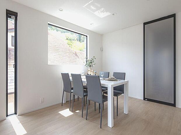 【ダイニング】シンプルで明るいダイニング。自然光が優しく広がり、家族がゆっくり食事を楽しめる落ち着いた空間です。