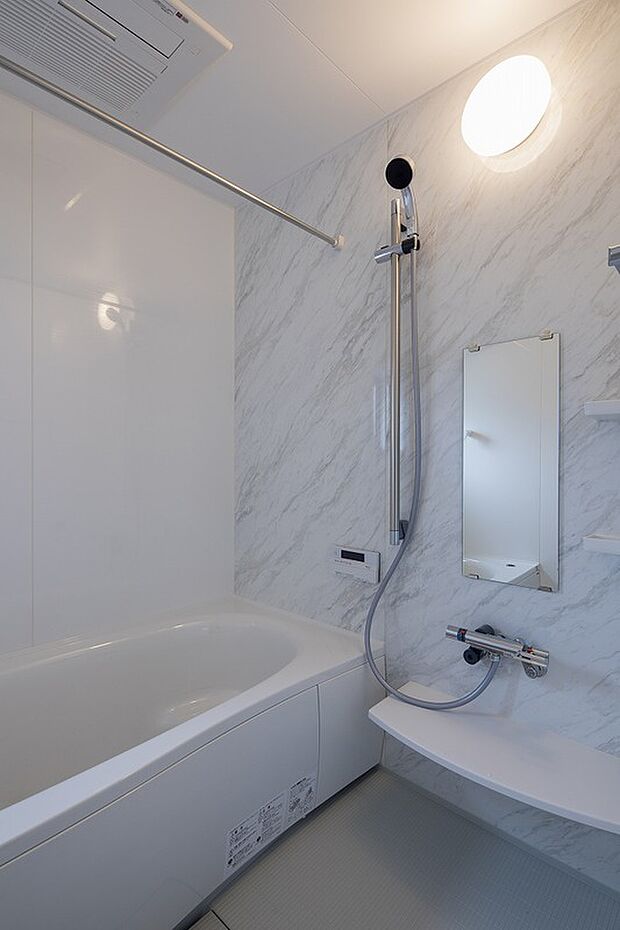 【建物プラン例（内観写真）】一日の疲れを癒すための心地よいバスタイムを演出する浴室はゆとりあるサイズを採用。
寒いとき、梅雨時の部屋干しにうれしい、浴室暖房乾燥機付き！