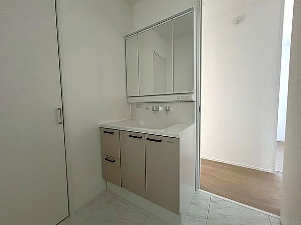 【洗面台】【1号地】
ゆとりの洗面スペースで朝の身支度もスムーズに
三面鏡裏にはご家族それぞれの洗面用品がすっきり片付く収納スペース付きです。