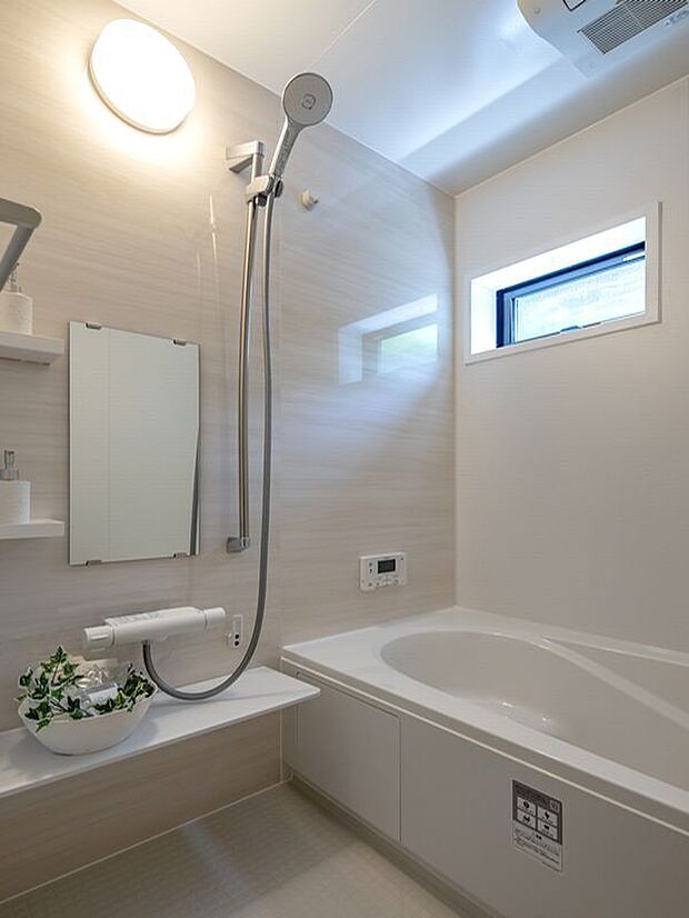 【浴室】温かい湯船に浸かり、心ゆくまでリラックス。明るい光が差し込む窓辺で、気分もリフレッシュできます。シンプルなデザインと機能性が融合したバスルームは、毎日の生活を豊かに彩る快適空間。きっと気に入りますよ。