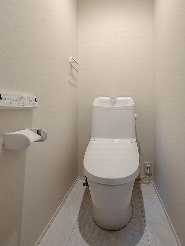 【トイレ】シンプルなデザインながら、機能性に優れた快適なトイレ空間。壁付けリモコンと温水洗浄便座で、毎日の暮らしを快適にサポート。
