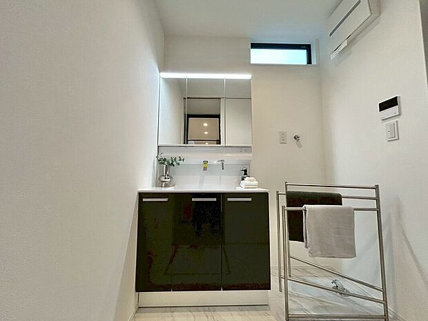 【洗面台(1号地)】明るい光が差し込む洗面スペースで、一日の始まりを爽やかに。鏡裏収納も備え、清潔で機能的な空間が毎日の朝の支度を快適に彩ります。