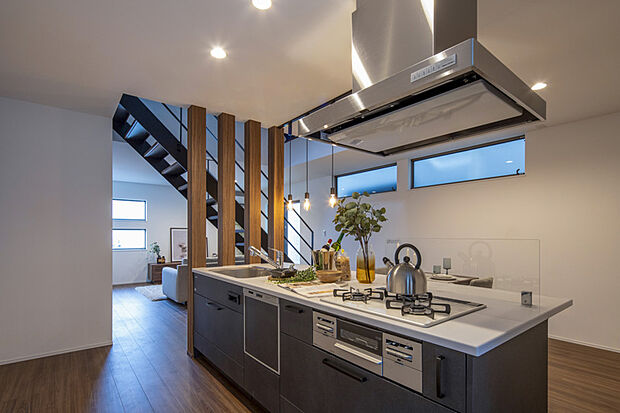 【キッチン】 家族の様子が見渡せる、広々としたオープンキッチンが魅力♪