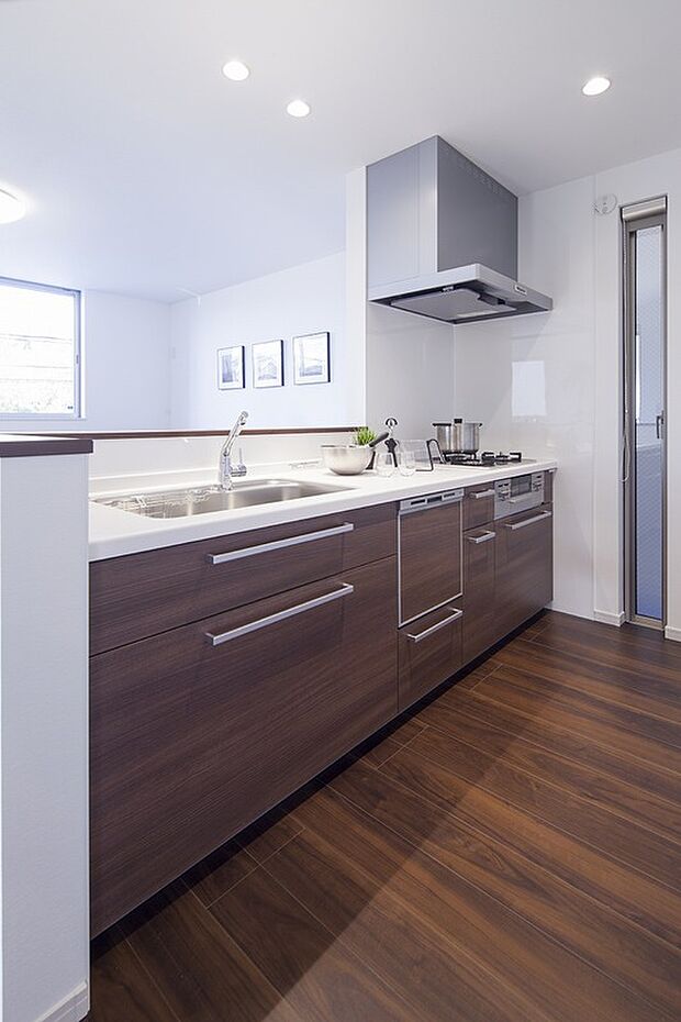 【2号地同仕様内観】お料理を効率的に、楽しく♪奥様の毎日のお料理を効率的にしてくれる動線は「１分でも家事の時間を短縮したい」という思いを叶えてくれます。