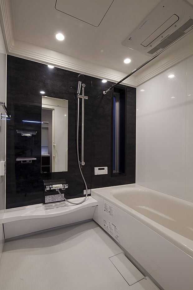 【1号地同仕様内観】一日の疲れを癒すための心地よいバスタイムを演出する浴室はゆとりあるサイズを採用。
寒いとき、梅雨時の部屋干しにうれしい、浴室暖房乾燥機付き！