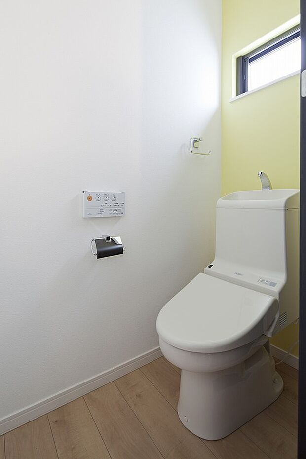 【トイレ】【1号地同仕様写真】
シンプルながらも機能性に優れた最新のトイレ空間。明るい木目調フロアと清潔感ある壁が調和し、ホッと一息つける落ち着いた雰囲気。毎日の快適さを追求しました。