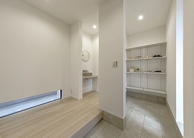 【収納】清潔感あふれる空間設計。異なるフロアレベルが多様な使い方を提案。独立した洗面台で帰宅後の手洗いもスムーズ、いつも清潔を保ち安心が続きます。