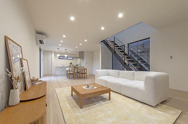 【1号地内観】広々LDKと開放的な吹き抜け階段が織りなす明るい住空間。家族の笑顔が自然と集まる陽だまりのリビングで、心豊かな新生活をスタートしませんか？