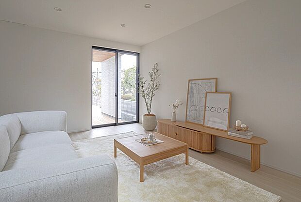 【1号地内観】広々LDKと開放的な吹き抜け階段が織りなす明るい住空間。家族の笑顔が自然と集まる陽だまりのリビングで、心豊かな新生活をスタートしませんか？