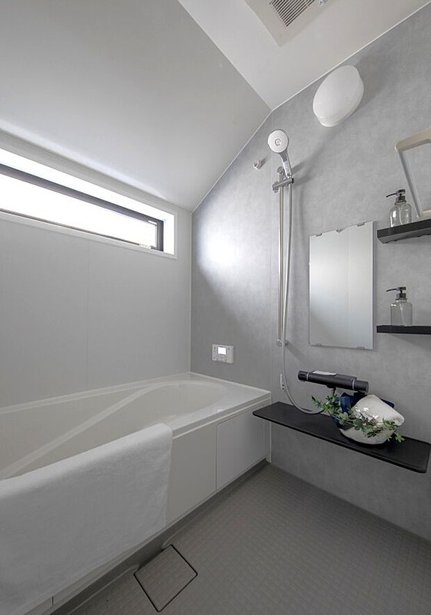 【2号地内観】自然光が優しく降り注ぐバスルームで、日々の疲れを洗い流す至福の時間を。広々とした浴槽でゆったりと手足を伸ばし、心からリラックス。まるでホテルのような上質空間で、新しい毎日をスタートしませんか？