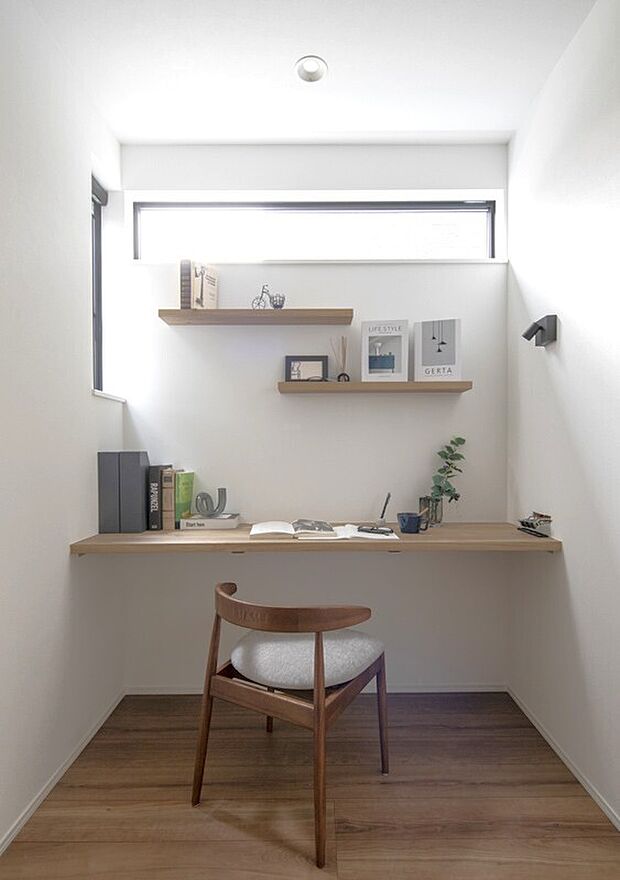 【2号地内観】採光豊かな窓辺のワークスペースは、集中力高まるあなただけの書斎。テレワークや読書、趣味の時間をここで満喫！機能的な棚でいつもスッキリ。心地よい木目調のデスクで、毎日をもっと豊かに。