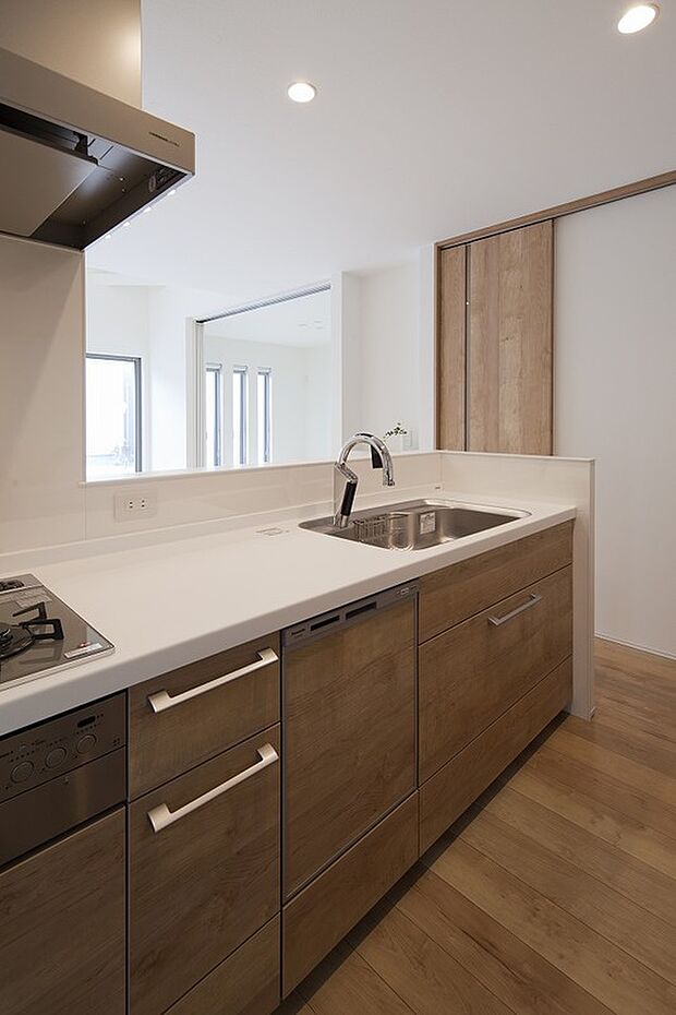【内観イメージ写真】家族の様子がいつでも見渡せるため、お料理中もコミュニケーションが可能に。※掲載の写真はイメージで、実際の設置状況と異なります。