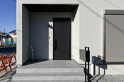 雨の日も安心の奥行きある玄関ポーチ