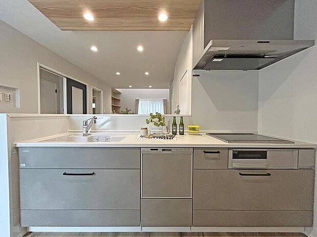 【モデルハウス写真】【モデルハウス(昇町)/キッチン】
食器洗乾燥機・IHクッキングヒーターなどを搭載した、機能的なキッチン。ご家族の様子を見守りながら家事ができる対面式です。下部に、スライド式の収納が備わっています。