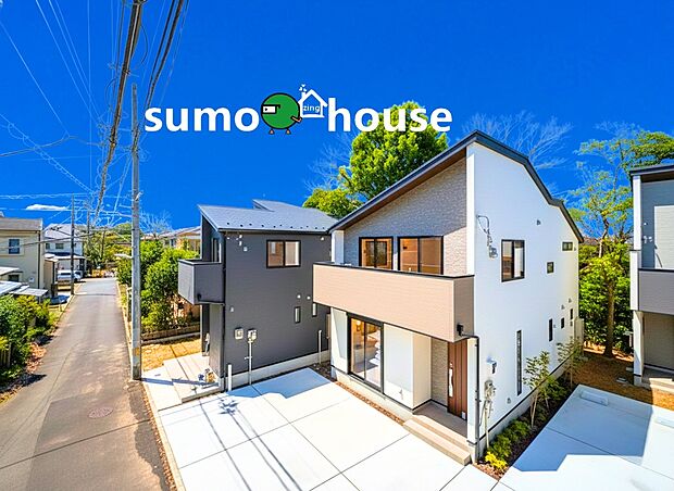 深く豊かな緑と爽快な青い空を感じる、まるで杜の中に暮らすような心地よさを存分に堪能いただける邸宅です。最高グレードの設備仕様が標準装備の新築住宅で快適(外構はCCのイメージです。)