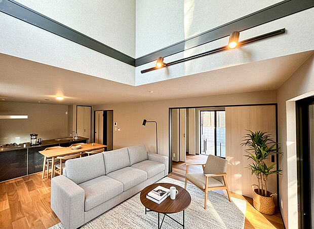 ブラックのタイル調と木目調を組み合わせた外壁が、都会的で洗練された印象を与えます。本画像はAIがCGで作成しており、外構工事の仕上がりをイメージしております。