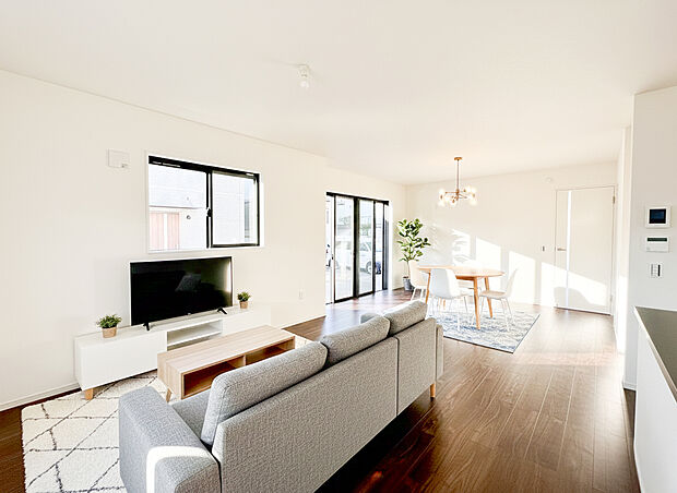 木目調と黒の異素材を組み合わせた、目を引くモダンな外観！ 広々としたカースペースで、駐車もスムーズです。