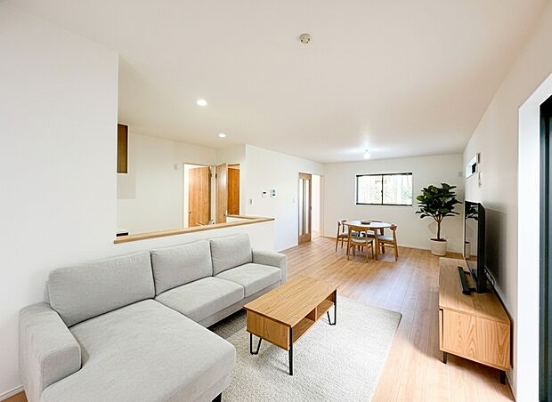 深く豊かな緑と爽快な青い空を感じる、まるで杜の中に暮らすような心地よさを存分に堪能いただける邸宅です。最高グレードの設備仕様が標準装備の新築住宅で快適で便利な生活をお送り頂ける一品です。