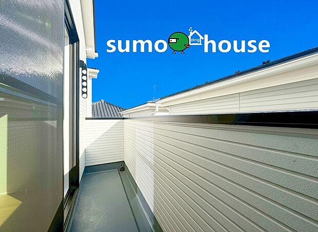 南側に面した大きな窓やバルコニーからは、一日を通して豊かな陽光が注ぎ込まれ、明るく開放的な暮らしを実現します。また、ゆとりのある駐車スペースも確保しており、快適なカーライフをサポート。