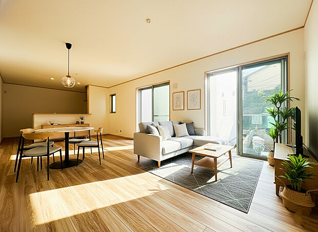 まるで一枚の絵画のように、建築そのものが芸術となる住まい。最高峰のデザイナーズ住宅は、素材・空間・光の三位一体によって生み出される静謐と力強さを併せ持つ存在です。