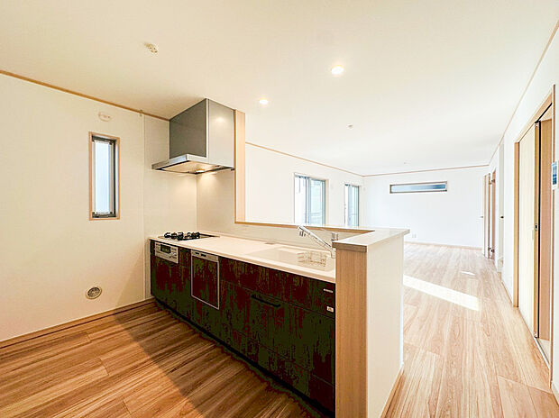 リビングで遊ぶお子様を見守りながらお料理が出来る対面式カウンターキッチンは、料理をしながらでもご家族との会話を楽しめます！大切なご家族をいつも身近に感じられ、毎日のお料理も楽しくなりますね！