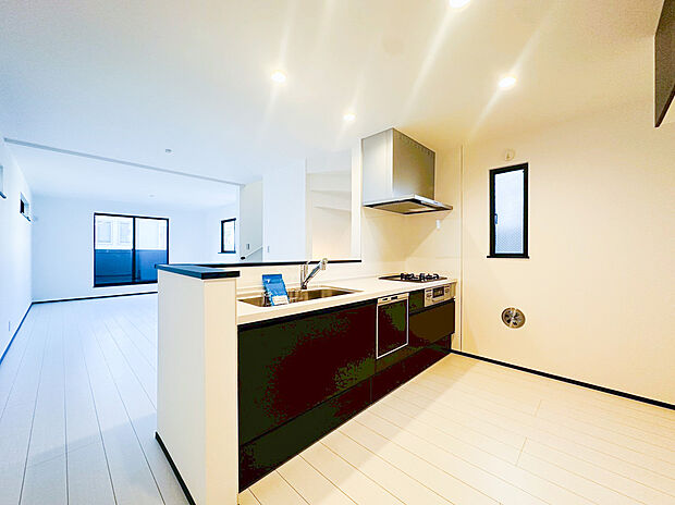 リビング対面式のカウンターキッチンですので、出来上がったお料理をカウンターに並べてお子様が運ぶなど、お手伝いの時間も増えそうですね!ご家族と会話をしながらお料理を楽しめ一体感を感じられるキッチン仕様。