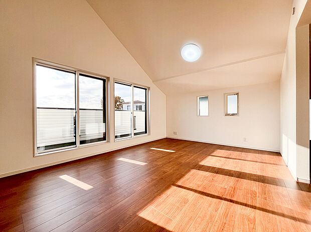 大倉山公園至近の豊かな自然と、閑静な第一種低層住居専用地域が織りなす住環境が魅力です 。19帖超の広々としたLDKや、家事動線に優れたシステムキッチン、豊富な収納など設備も充実 。