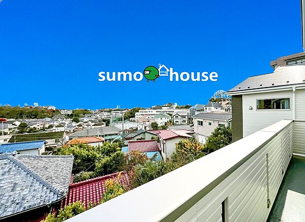 高台の立地を最大限に活かした、圧倒的な開放感が魅力のバルコニーです 。視界を遮る高い建物がなく、遠くまで見渡せる抜けた眺望は、日々の暮らしに深い寛ぎをもたらします 。