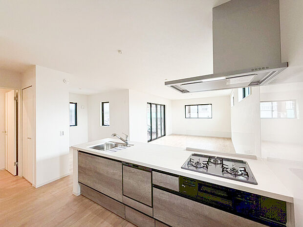 新しい暮らしを始めるなら、この家で。 開放感あふれるリビング、デザイン性の高い外観。 光が降り注ぐ空間で、家族との幸せな時間が待っています。 理想の住まいを