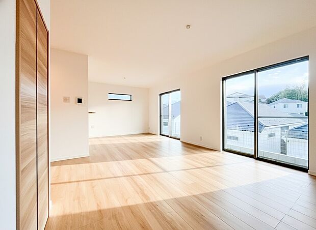 南向きの大きな窓からは一日中明るい光が注ぎ、家族で過ごす時間をより豊かに演出。木の温もりを感じるナチュラルな空間は、どんな家族構成にもフィットする優しさに満ちています。