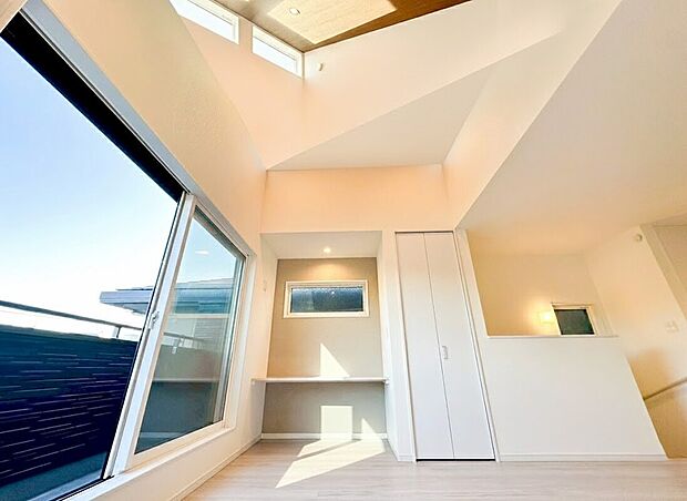 木目の美しい天井面も印象的です。大きな掃き出し窓の隣には、ちょっとした作業に便利な造作カウンターも設置 。床暖房完備  のこの空間は、ご家族の笑顔が集まる特等席です。