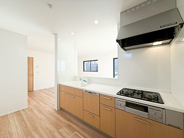 清潔感のあるホワイトのワークトップに、収納力抜群のシステムキッチンを採用 。面倒な後片付けをサポートする食洗機や、広々としたシンクが日々の家事をバックアップします 。