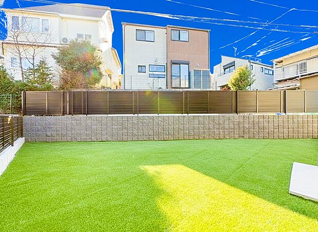 年中大活躍のプライベート空間になるお庭は、ご家族の団らんの場として最適なスペース。夏場にはご家族やご友人を招待してのＢＢＱやお子様の水遊びも楽しめますね！家族の思い出作りの場として。