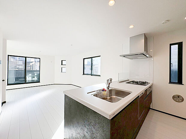 ご家族と会話をしながらのお料理作りは楽しいですよね！対面式のフルオープンタイプのキッチンで、お料理をもっと効率的に、楽しく。ママのお料理作りを快適に楽しくお手伝いする充実の設備が標準装備です！