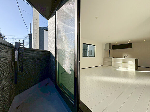 オープンでのびやかな空間を生み出す、こだわりの広がりとゆとり。家族と過ごす時間を大切にしたい方にぴったりの明るくゆとりある住空間です。南側の窓からの日差しがリビングの隅々までしっかりと届きます！