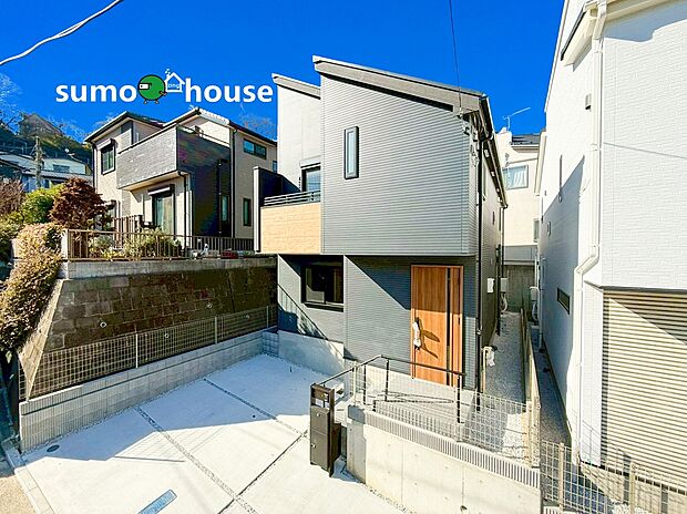 高台に位置するため開放感があり、前面には並列駐車も可能なゆとりのカースペースを確保しました。道路からの視線を遮る設計により、プライバシーを守りながら光と風を感じる、心地よい暮らしを叶えます。