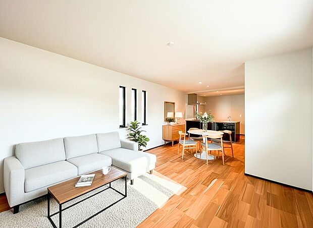 木の温もりを感じる上質なフローリングと、洗練されたデザインの対面式キッチンが調和し、家族が自然と集まる心地よい空間を演出します。