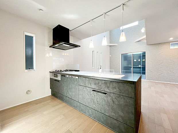 デザインと機能性を両立した、 ハイグレードなアイランドキッチン！ ダークカラーの面材が空間を引き締め、スタイリッシュな雰囲気を演出。リビングとの一体感があり、料理をしながら家族と会話が楽しめます。