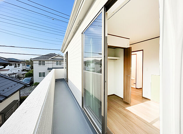 お布団やシーツもまとめて干せます。広いバルコニーからたっぷりの光をうけたお布団やシーツから太陽の匂いが感じられます。1日のおわりに嬉しいですね。