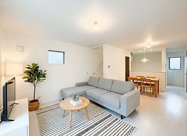 大切な家族が集まるからこそこだわりたいLDK。休日はお陽さまの光をたっぷりと取り込めるぽかぽかリビングで過ごしませんか。