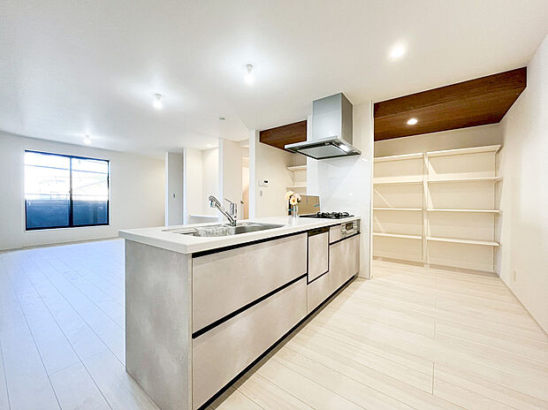 23帖の広々としたLDKにふさわしい、作業スペースの広いオープンキッチンです。背後には4個の可動棚と2個のカウンターが完備されており、調理器具や食材をすっきりと整理できます。