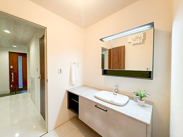 横幅にゆとりを持たせたワイドカウンターが、毎日の身支度に贅沢なひとときをもたらします。 大型の三面鏡は上部にスタイリッシュな照明を配し、鏡裏には小物をすっきりと収納可能。