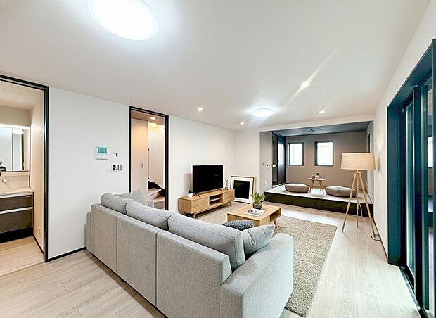 大切なご家族が集まるからこそLDKはこだわりたいですよね!休日はおひさまの光をたっぷりと取りこめるリビングでゆったりと過ごしませんか?(家具等はCGです)