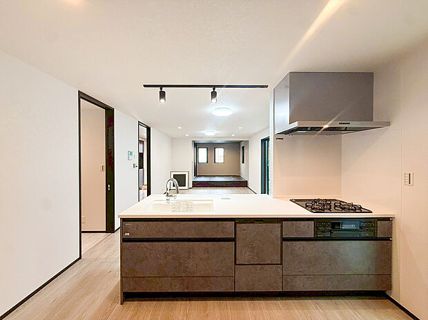 ご家族と会話をしながらのお料理作りは楽しいですよね!対面式のフルオープンタイプのキッチンで、お料理をもっと効率的に、楽しく。ママのお料理作りを快適に楽しくお手伝いする充実の設備が標準装備です!