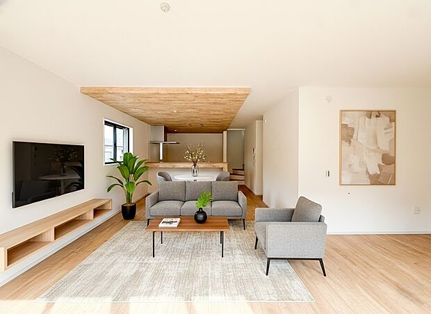 リビング全体を見渡せるオープンキッチンは、お料理中も家族との会話が自然に弾む設計です 。足元からじっくり温める床暖房を完備しており、冬場も家族みんなが薄着でリラックス 。(家具等はCGです)